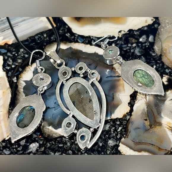Labradorite Pendant & Earrings Set - Picture 9 of 13